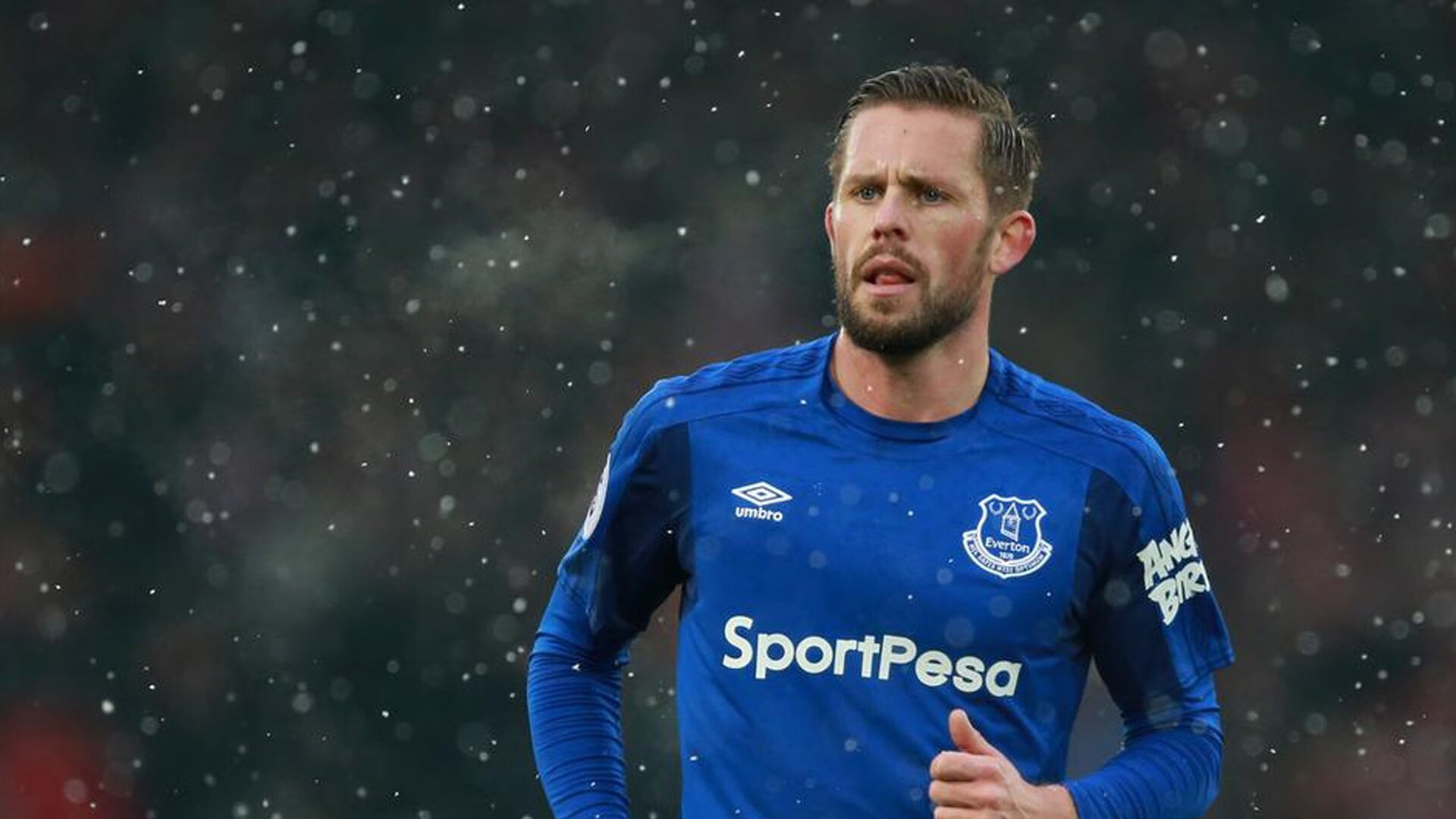 基耶萨的孤勇,蓝军的铁流,当个体英雄与整体足球撞出时代的火花